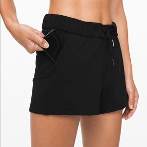 Lululemon On the Fly 2.5” *Size 4